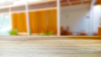 mesa de madera con un fondo de café borroso con un ambiente interior estético foto