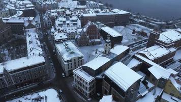 hiver nuageux et neigeux sur la ville de riga. l'hiver à riga d'en haut. video