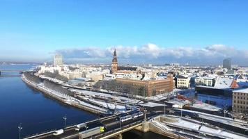 belle vue aérienne de la vieille ville de riga d'en haut pendant l'hiver magique et ensoleillé. capitale de la Lettonie. video