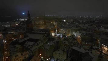 Magische Winternacht über der Altstadt von Riga in Lettland während der Neujahrszeit. gemütlicher kleiner weihnachtsmarkt mit tollem weihnachtsbaum mitten in der stadt. video