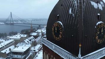 bellissimo aereo Visualizza di il riga vecchio cittadina a partire dal sopra durante magico soleggiato inverno. capitale di Lettonia. video