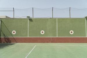 cancha de tenis en un día soleado foto