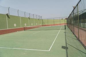 cancha de tenis en un día soleado foto