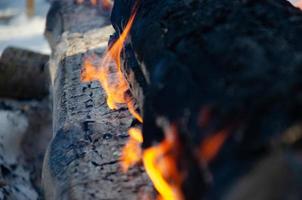 un fuego largo y débilmente ardiente hecho de leños. foto