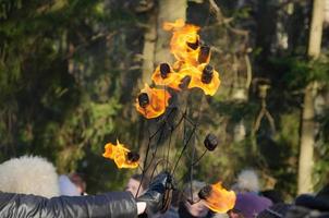 espectáculo de fuego en el festival. abanico de fuego en la mano foto