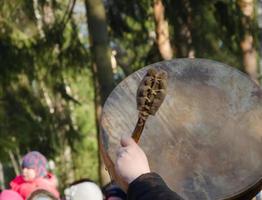 tocando la pandereta grande en un día festivo foto