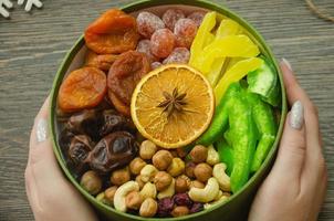 nueces de frutas secas variadas y frutas confitadas en una caja, vista superior foto