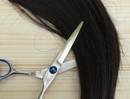 tijeras para cortar el cabello seco y dañado foto