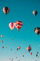 globos que viajan en el cielo foto
