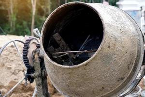 mezclador de mortero con motor use un mezclador de mortero, hecho de acero de buena calidad, fuerte, ahorre tiempo, luego comience a agregar ingredientes. al mezclar, gire la rueda del molino para verter el mortero fuera del molino. foto