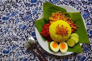 nasi kuning o arroz amarillo o arroz tumeric es comida tradicional de asia, hecho arroz cocinado con cúrcuma, leche de coco r foto