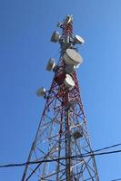 torre de comunicaciones Telco trellis para 3g 4g 5g apocalypse comunicación por Internet, móvil, radio fm y transmisión de televisión en el aire con cielo azul de fondo foto