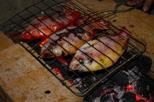 pescado a la parrilla tilapia del nilo a la parrilla de carbón pescado a la parrilla tilapia del nilo a la parrilla de carbón foto