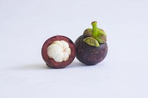 fresco, mangostán, garcinia mangostana aislado sobre fondo blanco foto