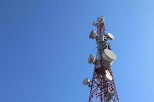 torre de comunicaciones Telco trellis para 3g 4g 5g apocalypse comunicación por Internet, móvil, radio fm y transmisión de televisión en el aire con cielo azul de fondo foto