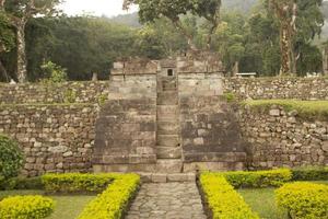 templo sukuh o candi sukuh, relieves en el templo sukuh. antiguo templo erótico candi sukuh-hindú en java central, indonesia. el templo es un templo hindú javanés ubicado en el monte lawu foto