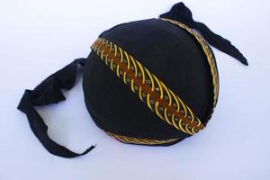 blangkon hitam o blangkon negro un sombrero tradicional para hombres javaneses. aislado sobre fondo blanco foto