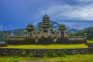 ruinas del templo hindú de pura hulun danu en el lago tamblingan, bali, indonesia foto