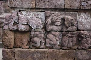 templo sukuh o candi sukuh, relieves en el templo sukuh. antiguo templo erótico candi sukuh-hindú en java central, indonesia. el templo es un templo hindú javanés ubicado en el monte lawu foto