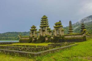 ruinas del templo hindú de pura hulun danu en el lago tamblingan, bali, indonesia foto