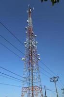 torre de comunicaciones Telco trellis para 3g 4g 5g apocalypse comunicación por Internet, móvil, radio fm y transmisión de televisión en el aire con cielo azul de fondo foto