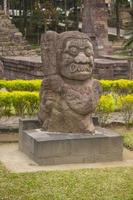 templo sukuh o candi sukuh, relieves en el templo sukuh. antiguo templo erótico candi sukuh-hindú en java central, indonesia. el templo es un templo hindú javanés ubicado en el monte lawu foto