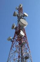 torre de comunicaciones Telco trellis para 3g 4g 5g apocalypse comunicación por Internet, móvil, radio fm y transmisión de televisión en el aire con cielo azul de fondo foto