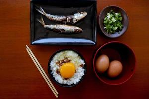 tamago kake gohan o huevo crudo sobre arroz. comida tradicional de japón, comer en el desayuno foto