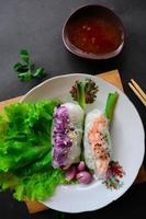 goi cuon es un rollito de primavera tradicional de vietnam, comida vietnamita, hecho de carne, camarones, verduras, fideos, envuelto en papel de arroz o banh trang. servido con salsa foto