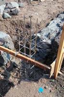los cimientos de la casa. poniendo los cimientos hechos de piedra, arena, semen y acero. trabajos de construcción. foto