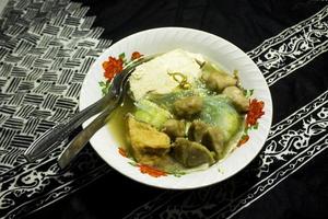 bakso urat o músculos de albóndigas es una comida tradicional popular hecha de carne y músculos de vaca servida con verduras, fideos y sopa de sabor servida en un tazón
