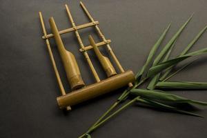 angklung, el instrumento musical tradicional sundanés hecho de bambú. aislado sobre fondo blanco foto