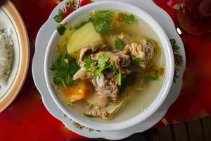 sop buntut o sopa de rabo de toro o sopa de rabo es una sopa tradicional hecha de rabo de buey, hervida con especias foto