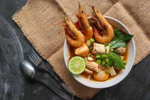 sopa tom yam originaria de tailandia. tom yum está hecho con camarones, chile, lima, pollo, pescado o mariscos y champiñones. foto