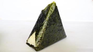 onigiri es comida japonesa, bola de arroz japonesa, triángulo de arroz con algas, nori aislado con fondo foto