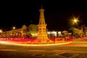 vista panorámica en la noche en el monumento de yogyakarta tugu foto de yogyakarta con velocidad de movimiento