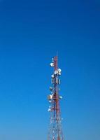 torre de comunicaciones Telco trellis para 3g 4g 5g apocalypse comunicación por Internet, móvil, radio fm y transmisión de televisión en el aire con cielo azul de fondo foto