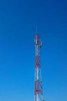 torre de comunicaciones Telco trellis para 3g 4g 5g apocalypse comunicación por Internet, móvil, radio fm y transmisión de televisión en el aire con cielo azul de fondo foto