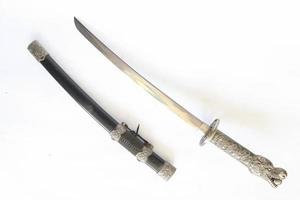 samurái japonés espada corta wakizashi , con adorno de dragón, aislado sobre fondo blanco foto
