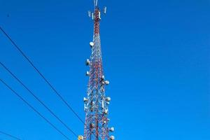 torre de comunicaciones Telco trellis para 3g 4g 5g apocalypse comunicación por Internet, móvil, radio fm y transmisión de televisión en el aire con cielo azul de fondo foto