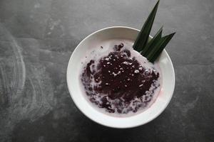 gachas de arroz pegajoso negro en un bol. bubur ketan hitam foto