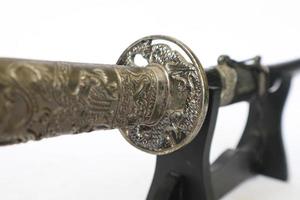 samurái japonés espada corta wakizashi , con adorno de dragón, aislado sobre fondo blanco foto