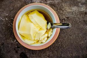 wedang tahu o kembang tahu es una bebida de jengibre y contiene tofu beancurd elaborado con jugo de soja y jarabe de azúcar de palma.pudín de tofu tradicional foto