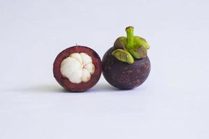 fresco, mangostán, garcinia mangostana aislado sobre fondo blanco foto