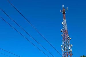 torre de comunicaciones Telco trellis para 3g 4g 5g apocalypse comunicación por Internet, móvil, radio fm y transmisión de televisión en el aire con cielo azul de fondo foto