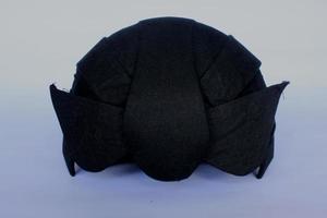 blangkon hitam o blangkon negro un sombrero tradicional para hombres javaneses. aislado sobre fondo blanco foto