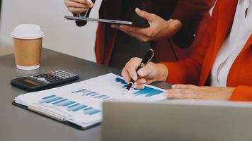 homme d'affaires et équipe analysant la tâche de financement des états financiers. avec téléphone intelligent et ordinateur portable et tablette. notion de gestion de patrimoine video