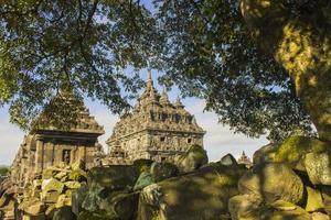 candi plaosan, un templo budista ubicado en klaten central java, indonesia, con un fondo del monte merapi foto