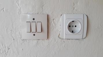 interruptor y enchufe eléctrico y pared blanca interruptor y enchufe eléctrico y pared blanca foto