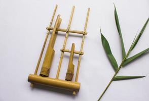 angklung, el instrumento musical tradicional sundanés hecho de bambú. aislado sobre fondo blanco foto